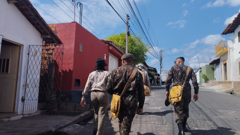 Agentes de endemias e militares visitam casas em Teresina - (Isabela Lopes/ODIA)