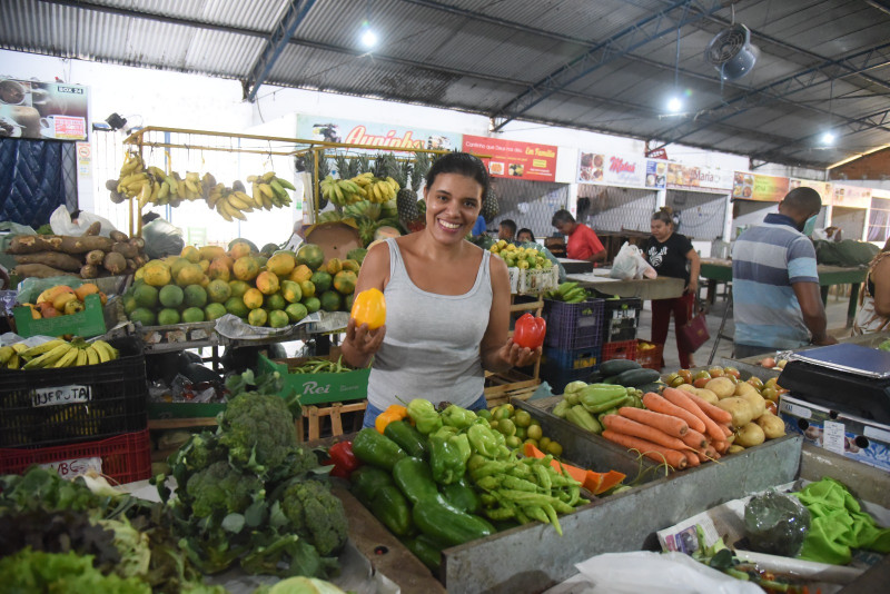 Francileide Pereira da Silva (37) trabalha há 27 anos no mercado e herdou a banca de verduras de sua mãe - (Assis Fernandes/ODIA)