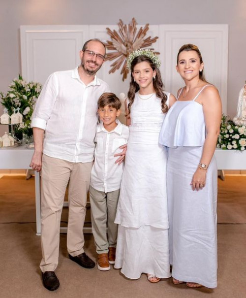 #Family - Parabéns para o aniversariante de domingo (7/4) o empresário Jorge Tajra Neto!!! Na foto com sua esposa Milena Tajra e os filho Thomaz e Júlia. Chics!!! - (Divulgação)