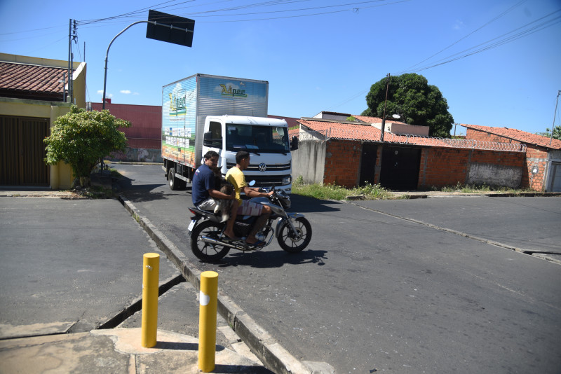 Cruzamento de ruas sem sinalização provoca acidentes em Teresina - (Assis Fernandes/O DIA)