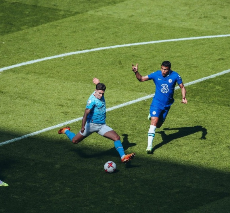 No jogo da entrega das faixas, campeão Manchester City vence o Chelsea em casa