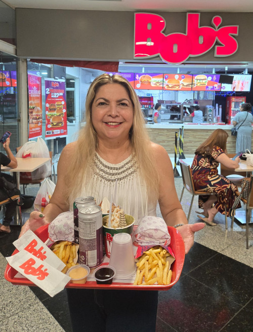 #O Bob’s - A primeira Rede de Fast Food e de franquias de alimentação do Brasil, em parceria com Piraquê, lança sobremesas geladas com a famosa Goiabinha Piraquê. Os consumidores poderão saborear as versões Milk Shake, Bob’s Max e Big Cascão. A novidade já está disponível em todo o país, por tempo limitado. “O Bob’s sempre busca formas de surpreender e encantar os clientes, e contar com a parceria de Piraquê reforça esse compromisso”, destaca Renata Brigatti Lange, diretora de marketing do Bob’s. A collab entre as empresas cariocas e ambas com mais de 70 anos de história, marca o encontro de receitas clássicas em formato inovador: “Essa parceria simboliza a conexão entre duas marcas brasileiras que compartilham a paixão por inovação e o desejo de criar momentos inesquecíveis para seus consumidores. A união de Bob’s e Piraquê traz inovação ao mercado, com sobremesas que combinam o sabor nostálgico de produtos queridos pelos brasileiros com um toque moderno. Queremos criar novas memórias afetivas, mantendo o que há de mais genuíno em nossas marcas”, afirma a executiva do Bob’s. Juliana Cabral, gerente de marketing de Piraquê, reforça que a marca é pioneira no lançamento do recheado goiabinha, um dos produtos mais icônicos e originais do portfólio, e que o item tem sido um dos focos para a expansão da marca.  “A collab entre Piraquê e Bob’s representa mais uma opção de consumo autêntica, destacando o sabor, maciez e cremosidade do nosso clássico. Isso nos ajuda a conectar com quem sente na Goiabinha aquele ‘gostinho de infância’ e, principalmente, com os novos consumidores que ainda não conhecem o nosso ícone”, finaliza a executiva. Com mais de 20 Milhões de seguidores no Instagram, o cantor Naldo Benny, que também é carioca, assim como as duas marcas, dá o start no anúncio da parceria com publicação de conteúdos no Instagram do Bob’s e da Piraquê, engajando os seguidores e convidando-os para experimentar as sobremesas. No vídeo, o artista conta que o feat do ano foi intermediado por ele, e só poderia ser a união de duas marcas originais como Piraquê e Bob’s para trazer inovação e sabor no mesmo produto. As novidades são preparadas com um mix de baunilha gelada, batido com goiabada cremosa e finalizado com o Original Biscoito Goiabinha Piraquê. O Bob’s Max e o Big Cascão ganham tubetes. Os consumidores poderão saborear o Milk Shake nas versões de 300 ml, 500 ml e 700 ml. Os produtos estarão disponíveis nos mais de 1.000 pontos de venda do Bob’s pelo Brasil e pelo App da rede, que além do delivery, oferece ofertas, novidades e cupons exclusivos em um só lugar para quem é Bob’s Fã. Gente degustei e é tudo delicioso!!! - (Luciêne Sampaio)