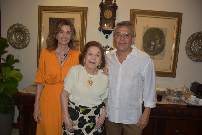 Parabéns para querida Maria da Glória Nery Costa (30/10)!!! Que reuniu a família para comemorar a data. Na foto com os queridos Lavínia Brandão & Nelson Nery Costa. Chics!!! - (Magal Santos)