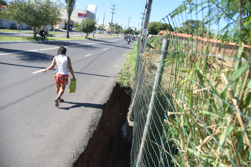 Desmoronamento em acostamento na Avenida Henry Wall de Carvalho preocupa pedestres que passam pelo loc - (Assis Fernandes / O Dia)