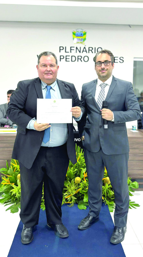 Advogado e vereador Júnior Mota (exibindo o diploma de vereador)ao lado do juiz eleitoral Dr. José Eduardo Couto. - (Divulgação)