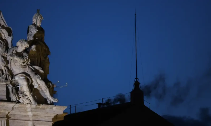 Conclave começa no Vaticano, mas fumaça preta adia anúncio do novo Papa
