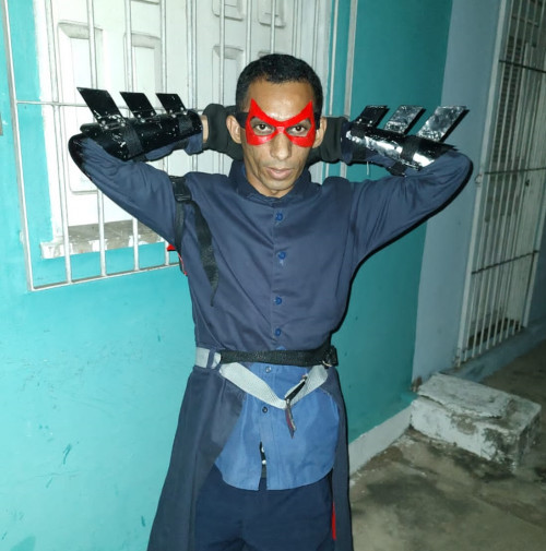 Homem vestido de super-herói invade casa e tenta matar proprietário em Parnaíba