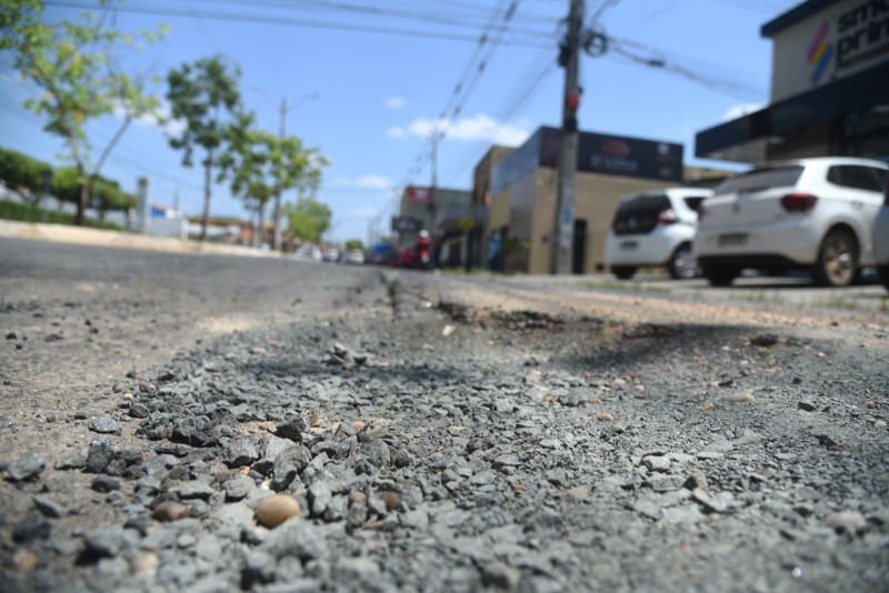 Desníveis em asfalto após obras de saneamento causam acidentes em Teresina