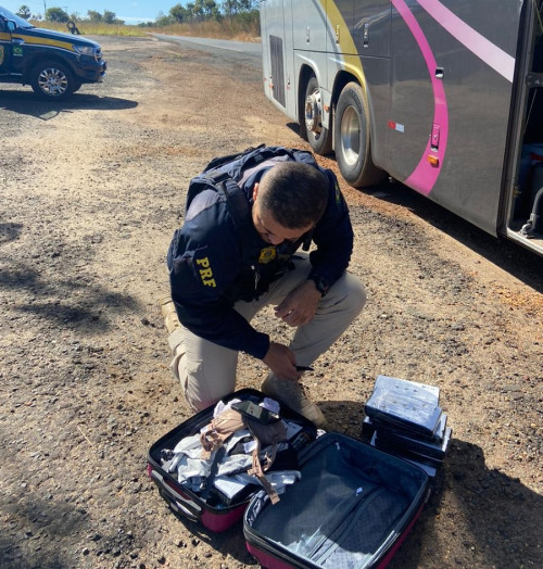 Tabletes de cocaína foram apreendidos dentro de bagagem na BR-316, em Floriano. - (Reprodução/PRF)