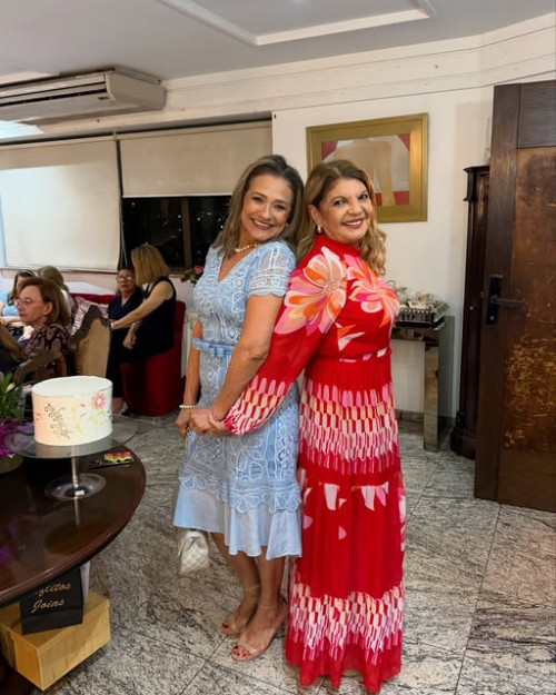 #Oração - Um click das queridas Gilka Viana e Marlúcia Monteiro na oração de aniversário da querida @marlucia. Chics!!! - (Arquivo Pessoal)