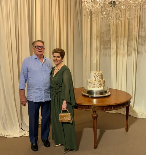 #Bodas - Um click do médico psiquiatra e conselheiro aposentado do TCE, Anfrísio Neto Lobão Castelo Branco & Nísia Nogueira Paes Castelo Branco comemoraram no dia 19/1, 55 Anos de casados. São pais de quatro filhos Nísia, Heloísa, Paloma e Anfrísio Antônio. Chics!!! - (Arquivo Pessoal)