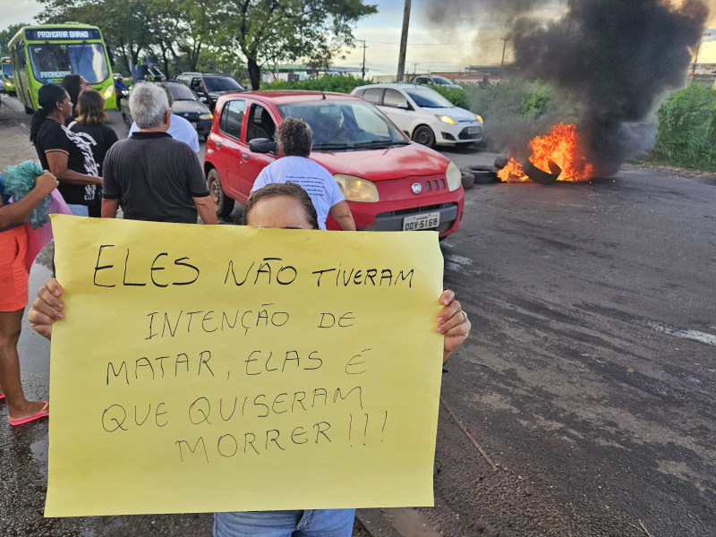 Familiares das vítimas protestam contra decisão que retirou dolo de Lokinho e seu namorado