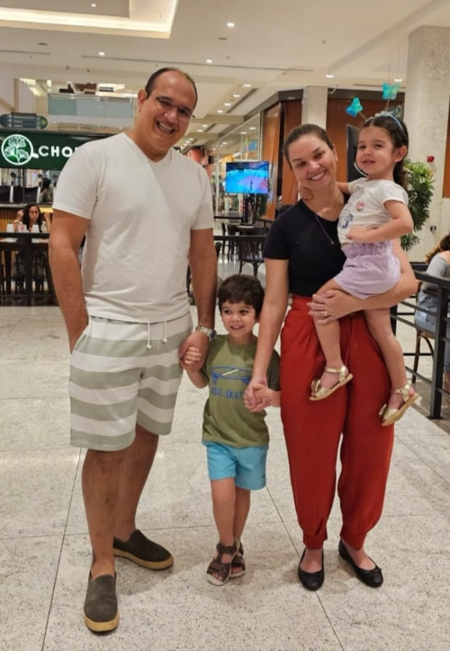 #Family - Um click dos queridos Dr. Carlos Tajra & Rafaella Vitale com os filhos Guilherme e Isabella em família. Chics!!! - (Divulgação)