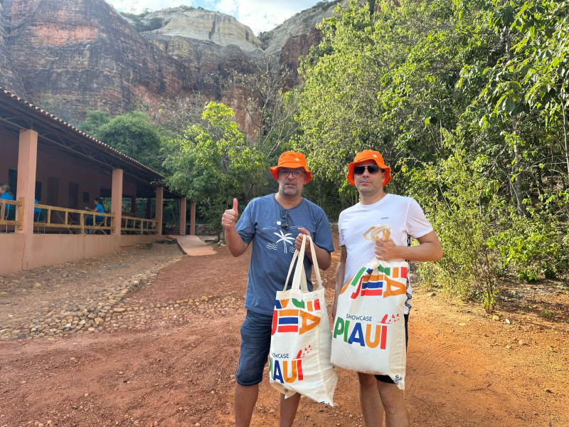 #Ação - O superintendente do Sebrae no Piauí, Júlio César Filho, destacou a importância dessa ação para a internacionalização do turismo piauiense, ressaltando que o estado possui atrativos diferenciados e ainda pouco explorados pelo mercado europeu. “Trazer operadores portugueses para uma vivência real no Piauí é uma oportunidade única de mostrar a qualidade da nossa oferta turística. O Famtour permite que esses profissionais conheçam os destinos, avaliem a infraestrutura e percebam o potencial do Estado para atrair turistas estrangeiros”, afirmou.  Já o diretor técnico do Sebrae no Piauí, Delano Rocha, reforçou que a experiência proporcionada aos operadores é um passo essencial para fortalecer o Piauí no turismo global. “O contato direto com os destinos e com os empresários locais gera segurança para os operadores montarem pacotes e comercializarem o Piauí de forma mais assertiva. Estamos investindo não apenas na visibilidade do destino, mas na construção de negócios sólidos e duradouros”, destacou. Entre os operadores que participam da ação estão Marta Cruz, da Lusanova; Adriano Portugal, do Mercado das Viagens; e Ricardo Rodrigues Baptista, da Total Fun, que percorrem o litoral do Estado. Já na Serra da Capivara, Pedro Cardoso, da Travel Feeling; e Pedro Ferreira, da Solférias, estão explorando a riqueza arqueológica e natural da região, vivenciando experiências que vão desde visitas a sítios pré-históricos até o contato com a cultura local.  Com essa iniciativa, o Sebrae no Piauí e seus parceiros reforçam o compromisso com a promoção internacional do Estado, conectando o destino a mercados estratégicos e ampliando oportunidades para os pequenos negócios do setor turístico. A ação antecede a participação na BTL 2025, que acontecerá de 12 a 16/3, em Lisboa, a qual contará com um estande exclusivo do Piauí. Chics!!! - (Arquivo Pessoal)