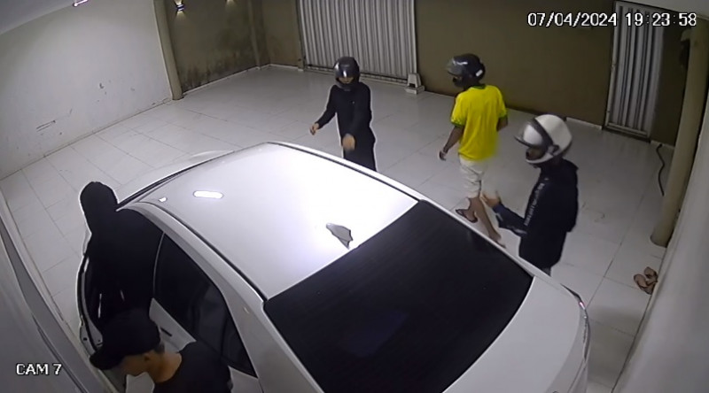 VÍDEO: bandidos invadem casa e rendem família durante arrastão no bairro Aeroporto