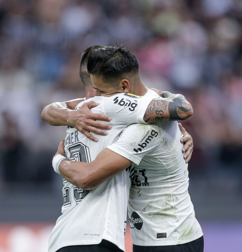 Ángel Romero e Fagner se abraçam na Neo Química Arena - (Rodrigo Coca/Corinthians)