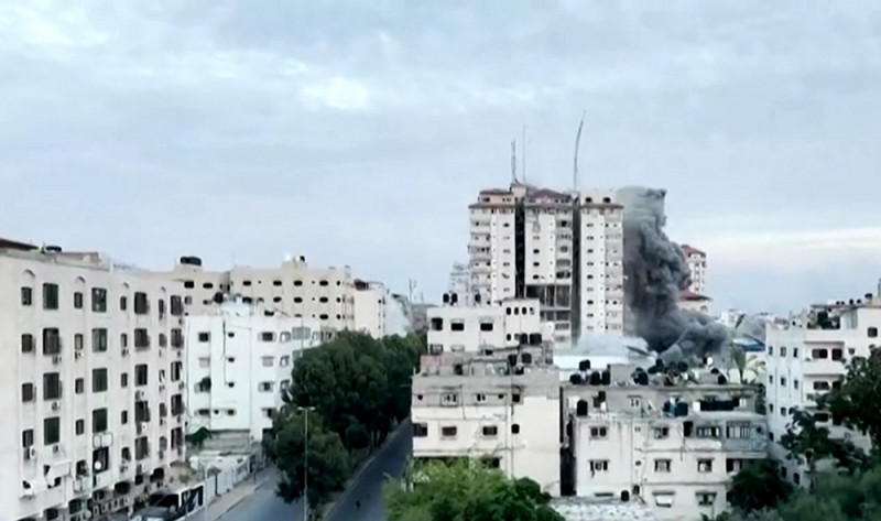 Imagens de um prédio desabando após ataques na faixa de gaza - (Reprodução Transmissão TV Brasil)