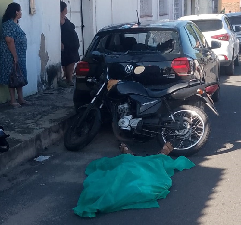 Porteiro de condomínio morre após sofrer mal súbito e bater moto em carro na Piçarra