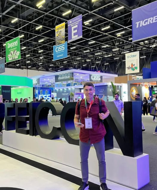 # FEICON - Um click do meu amigo o empresário Edmilson Carvalho Júnior em São Paulo na FEICON, maior Feira da Construção Civil da América Latina. Atento às inovações do setor, ele circulou pelos estandes em busca de novidades e oportunidades. Chics!!! - (Arquivo Pessoal)
