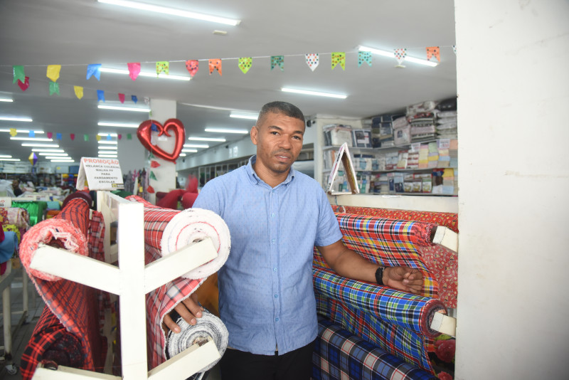 Anderson Ferreira é gerente de uma loja de tecidos na capital - (Assis Fernandes/O Dia)