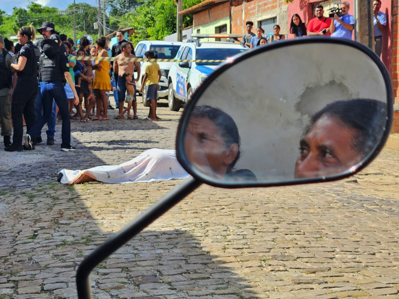 Homem é assassinado a tiros na frente da esposa no conjunto Árvores Verdes - (Jailson Soares/O Dia)