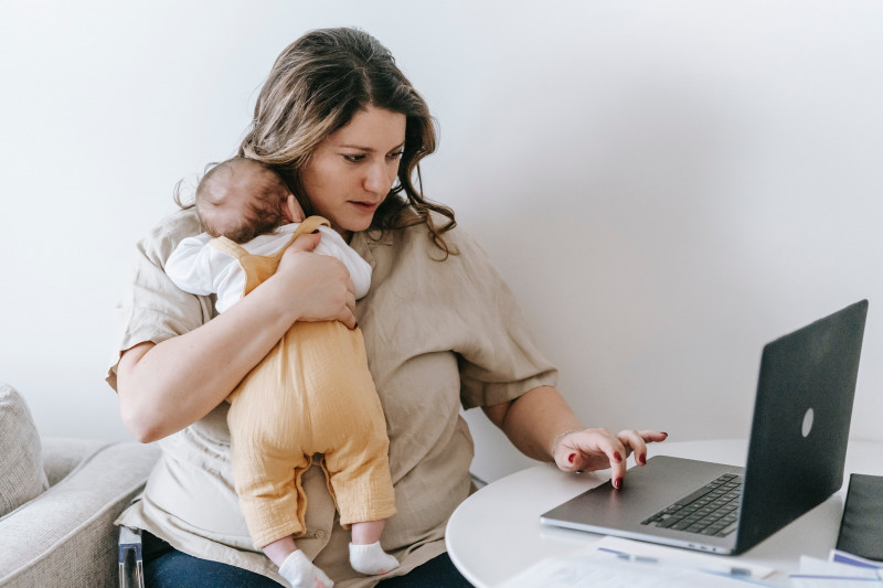 Mães enfrentam maior dificuldade no mercado de trabalho - (Pexels)