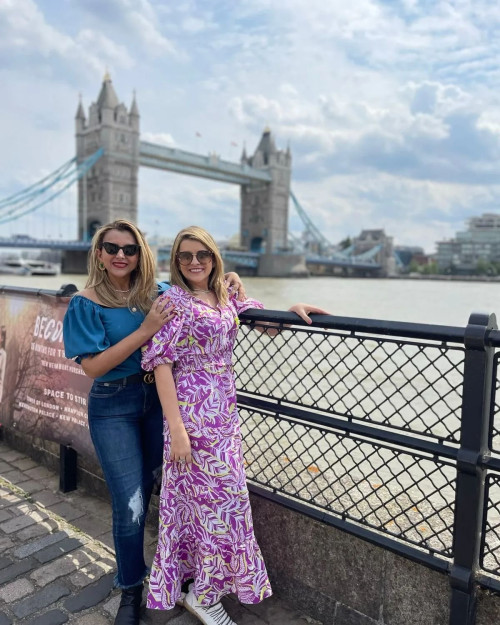 #Irmãs - Um click das queridas irmãs Paula Moreira e Gina Muniz em #tbt de viagem internacional. Chics!!! - (Arquivo Pessoal)