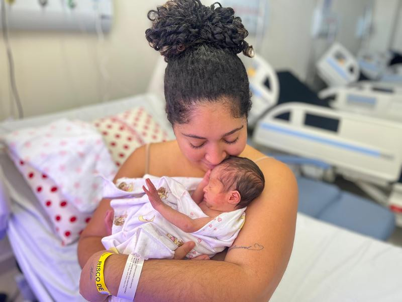 Mãe com o bebê na Nova Maternidade Evangelina Rosa - (Ascom Sesapi)