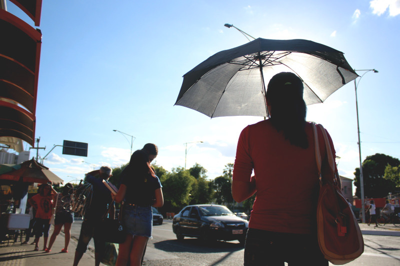 sol calor guarda chuva temperatura - (Jailson Soares/ODIA)