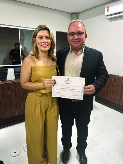 Frankilandy Moita (com o diploma de vereador). Na foto sua esposa Marianne Macedo (advogada e funcionária do Ministério Publico Estadual). - (Divulgação)