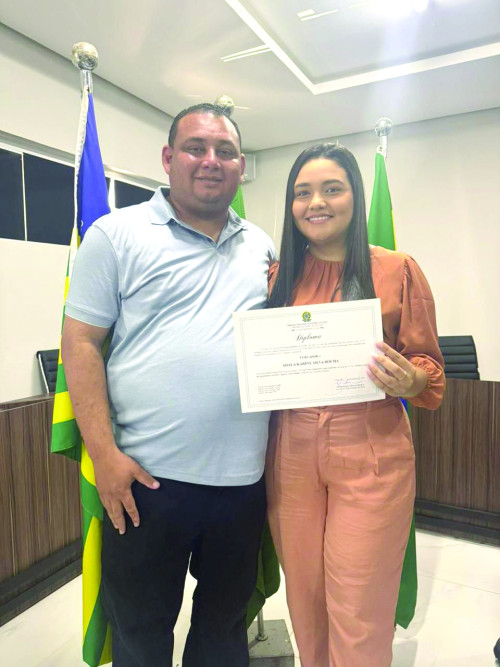 Vereadora Karina Rocha, feliz com sua diplomação de vereadora. Na foto com irmão empresário João Paulo Rocha. - (Divulgação)