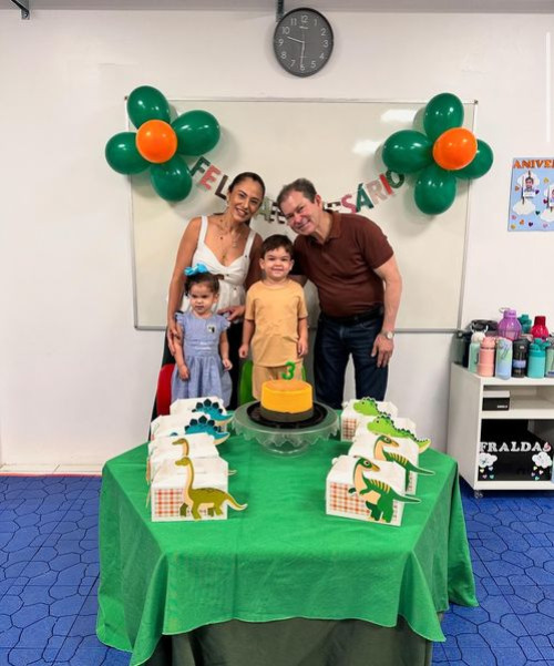 #Family - Um click dos empresários Danielle Carvalho & Reginaldo Carvalho, que comemoraram os três aninhos do filho Dom na escola em que o pequeno estuda. Dom ganhou também o carinho da sua irmã Eva. Chics!!! - (Arquivo Pessoal)