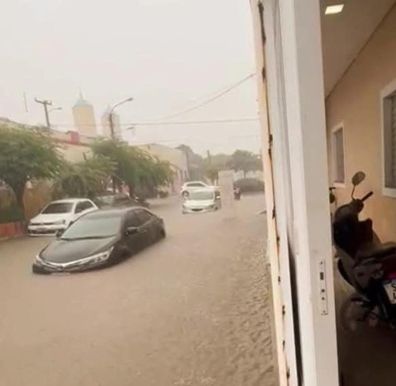 Ruas em Valença ficaram intransitáveis por conta da chuva - (Reprodução/Whatsapp)