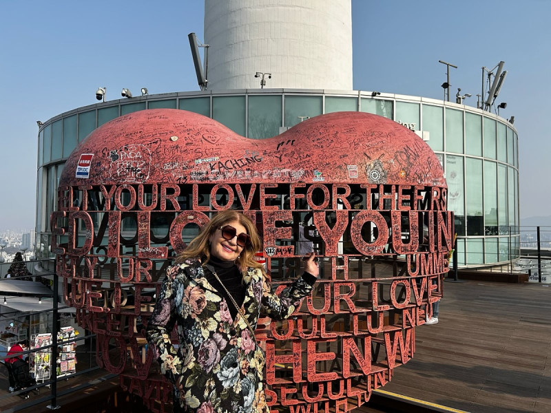 #Internacional - Um click da querida Marlúcia Monteiro Costa curtindo dias em Seul, na Coreia do Sul. No registro, ela posa em frente à icônica escultura em forma de coração na N Seoul Tower, ponto turístico com amor e a união. Chics!!! - (Arquivo Pessoal)