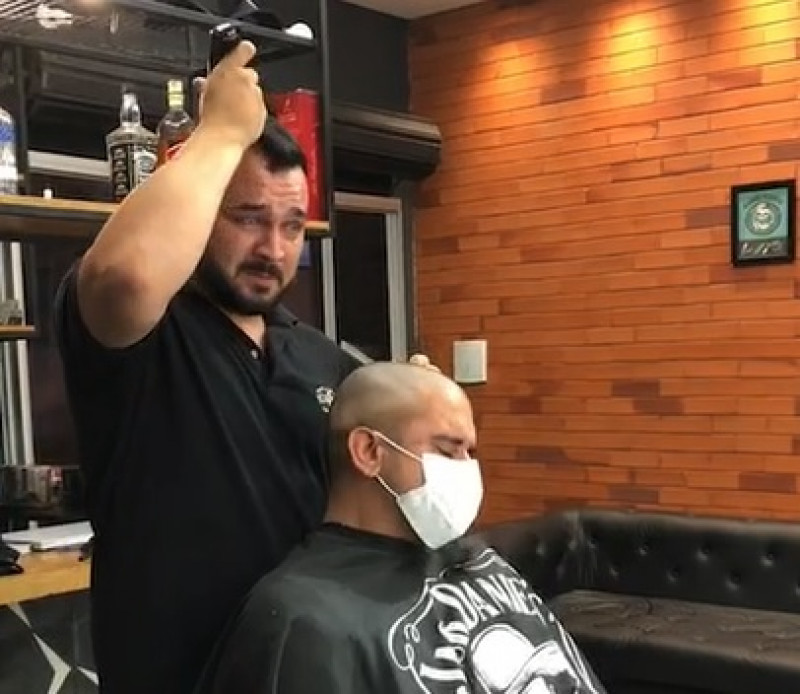 Barbeiro emociona ao raspar cabelo em solidariedade a amigo com câncer em Pedro II
