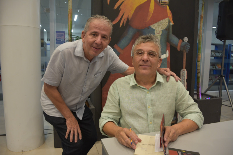 #Livro - Um click de Rubens Nery Costa - irmão do advogado e escritor Nelson Nery Costa. Nelson já fez o lançamento em Teresina, e no dia 9/1, lançou o seu livro 'A Serpente Emplumada em Sete Cidades', no Rio de Janeiro em espaço badalado. Grazie pelo Convite. Chics!!! - (Magal Santos)