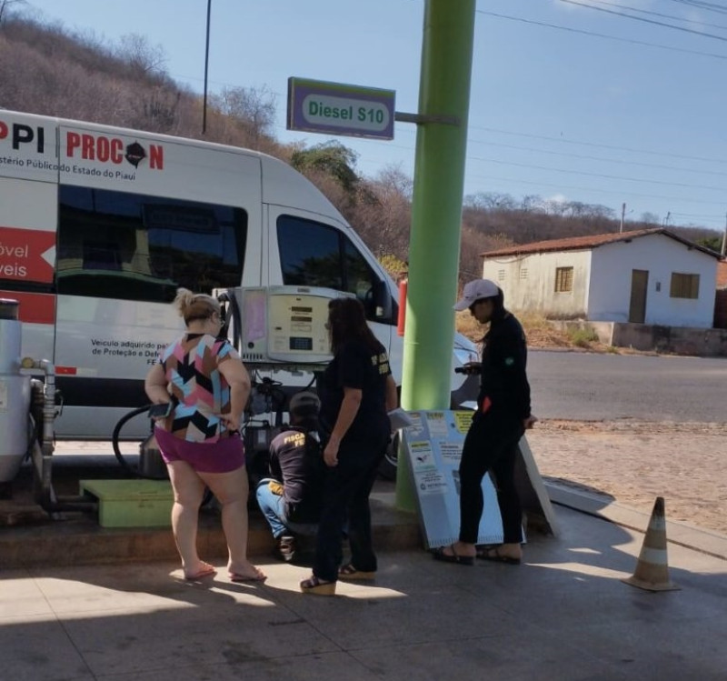 Fiscalização de posto de combustível no Sul do Piauí - (Divulgação/MPPI)