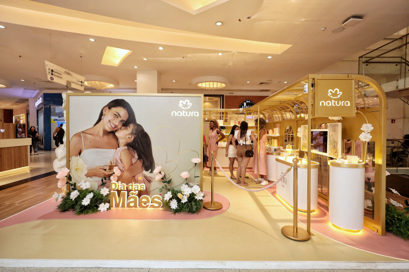 #Dia das Mães - Natura inicia celebração de Dia das Mães com ação especial no  Shopping Rio Poty, em Teresina. Durante o período de 24 a 27/4, Teresina recebe a marca com o lançamento Natura Aura Alba, sua nova fragrância feminina, com distribuição de produtos e descontos para mães e  filhas  Em celebração ao Dia das Mães, Natura preparou uma ação especial para homenagear a relação entre filhos e suas figuras maternas, sejam mães biológicas, de criação e/ou de coração. Durante o período de 24 a 27 de abril, a marca desembarca em Teresina, mais especificamente no Norte Shopping, para proporcionar uma experiência única, que celebra o amor e a conexão entre a família, convidando quem passar por lá para conhecer a sua nova fragrância feminina: Natura Aura Alba. Produzido com o exclusivo óleo natural da Rosa Alba de Konare na Bulgária – nunca antes utilizado na perfumaria mundial –, o eau de parfum desenvolvido pela marca traz uma combinação única da cremosidade da flor do mel, com notas suculentas de lichia e o conforto do sândalo com o patchouli, que promete encantar quem passar pela ativação. No espaço o público encontrará estações floridas, perfumadas e delicadas, que dão o tom de elegância e do potencial olfativo extremamente rico do perfume, que vem sendo muito elogiado por especialistas sobre o tema no mercado. Mas não para por aí, além da experimentação da nova fragrância, Natura também separou alguma estações com atividades interativas de algumas das marcas mais clássicas da companhia, como Mamãe e Bebê, Humor, Kaiak, Ilía, as linhas de Eko Castanha e Maracujá, Natura Luna, Tododia e até a nova Coleção de makes inspirada em um dos seus perfumes queridinhos, o Una Artisan. Chics!!! - (Arquivo Pessoal)
