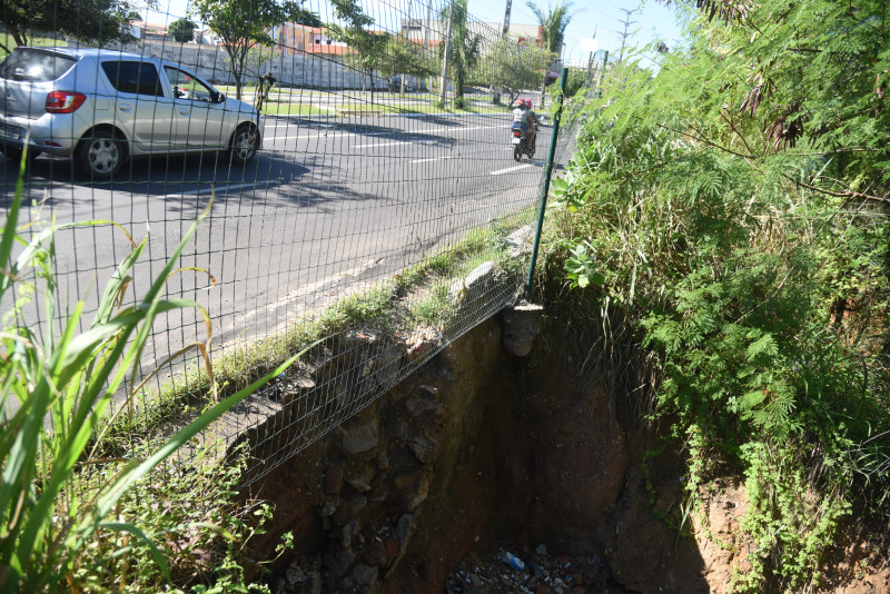 Desmoronamento em acostamento na Avenida Henry Wall de Carvalho preocupa motoristas em Teresina