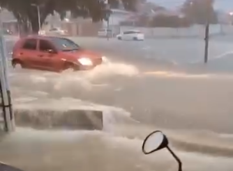 Parnaíba também está sofrendo com os alagamentos causados pela chuva - (Reprodução)