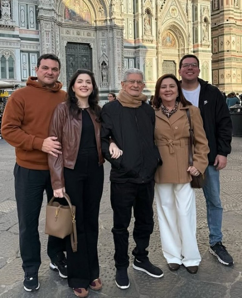 #Family - Um click dos procuradores Maria Eugênia Coelho & Luiz Orestes Santana curtindo a Itália em viagem com os filhos Maria de Lourdes, Celso Neto e Orestes Filho. Chics!!! - (Arquivo Pessoal)