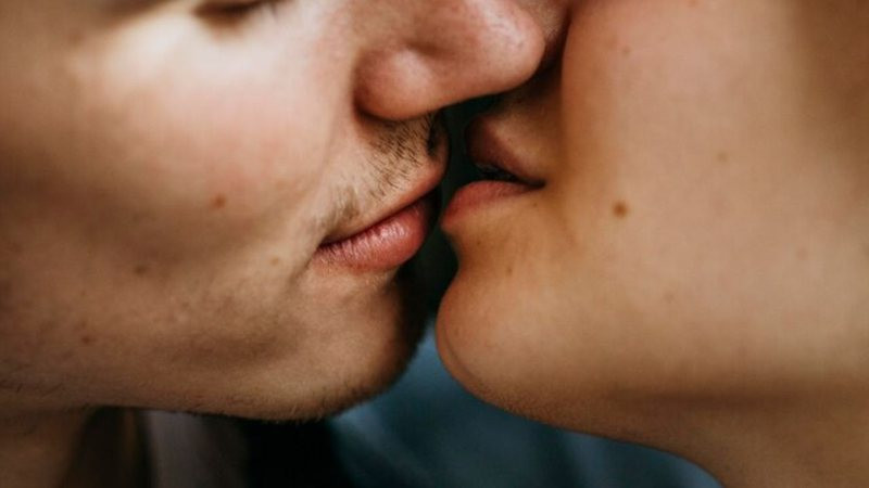 Conheça as cinco doenças mais comuns que podem ser passadas pelo beijo - (Freepik)