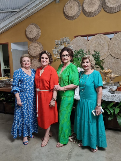 Hoje (30) as queridas sócias do Clube do Chá reuniram-se em grande estilo para degustarem um Café Colonial. Chics!!! - (Lucêne Sampaio)