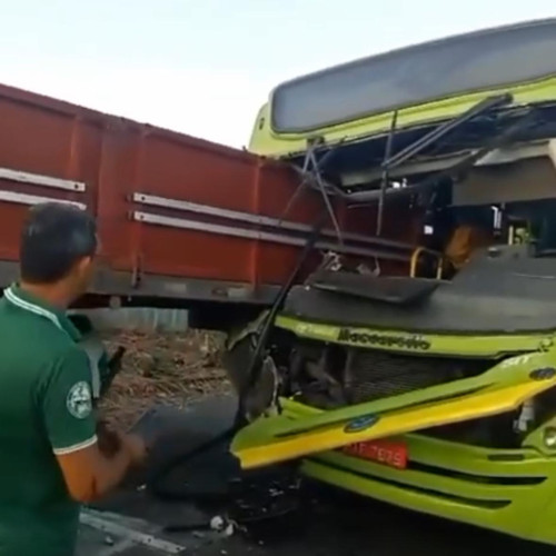 Grave acidente deixa ônibus parcialmente destruído no Polo Industrial; veja vídeo