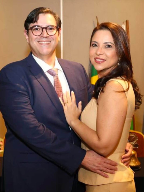 #Posse - Click do advogado Fábio Miranda, que tomou posse como presidente do Rotary Teresina Leste, iniciando uma nova etapa à frente da instituição de serviços, com a presença dos familiares, amigos e a esposa, a advogada Danyelle Freire. Chics!!! - (Arquivo Pessoal)