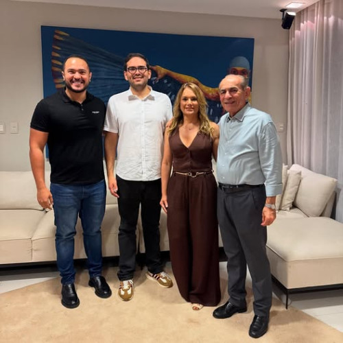 #Patrabéns - Um click dos vereadores Juca Alves e Daniel Carvalho e o senador Marcelo Castro com a deputada Ana Paula, que completou mais um ano de vida no dia 14/4, e comemorou a data com jantar para os familiares e amigos. Chics!!! - (Arquivo Pessoal)