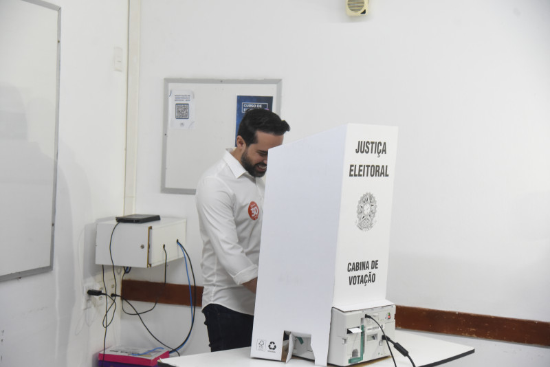 “Sentimento de dever cumprido”, diz Tonny Kerley ao votar na zona Sul de Teresina - (Assis Fernandes/ODIA)