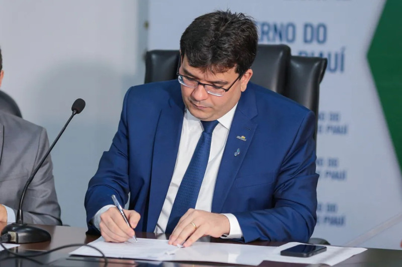 Governador Rafael Fonteles assinando decreto - (CCOM Piauí)