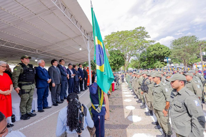 Mais de 250 policiais militares são promovidos em solenidade do Dia da Bandeira