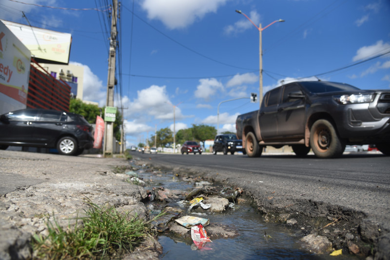 Buracos e esgoto a céu aberto colocam motoristas e pedestres em risco na Avenida Barão de Castelo Branco - (Assis Fernandes/ODIA)